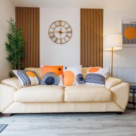 Mathew Suite I Chic 2BR Townhouse I Sleeps 7 I Barry Island Beach I Parking I Barry Train Station I Easy Cardiff Access, Hotel in Barry