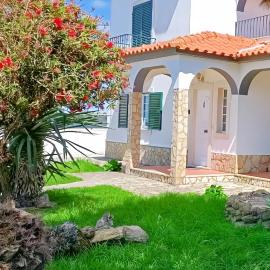 Great for Families in Lourinhã-Double Rooms-Private Baths-Free Parking & Extra Bed, hotel i Lourinhã