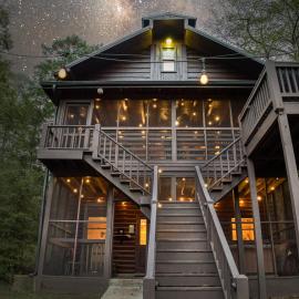 Cozy Cabin on the Creek Spa - Fire Pit - Game Rm, hotell i Epworth