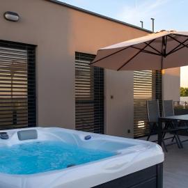 Luxury Loft Apartment - Private Hot Tub & Wellness - 10 Minutes from Bratislava, Hotel in Rovinka