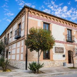 El Mudéjar Casa Histórica con Piscina Privada para Grupos, hotel in Velayos