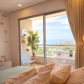 Loft with ocean views 1 min to beach pools