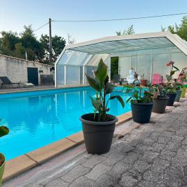 Grande maison de vacances jusqu'à 15 personnes, à quelques pas d'Aix-en-Provence, hotel in Aix-en-Provence