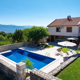 Luna Pool Apartment