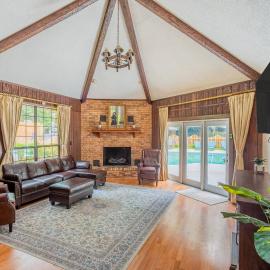Golden Isles Lrge Home- Huge Pool, Hot Tub, Game Rm، فندق في برونزويك