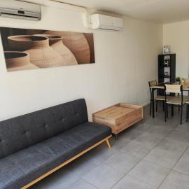 Cozy apartment with parking near Caen, hotel en Ifs
