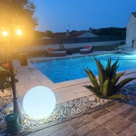 Entre Bordeaux et Saint-Émilion Élégant studio avec piscine privée, hotel in La Lande-de-Fronsac