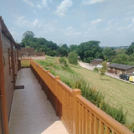 11B Upton Lakes & Lodges Fishing Hot Tub Lodge, hotel in Cullompton