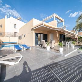 Villa with heated pool in La Zenia