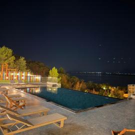 Lakeside Villas & Jacuzzi Suites, viešbutis mieste Široka