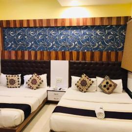 Glitz Hotel Royal Inn- Nr SDM Law College MG