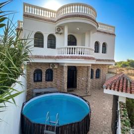 Villa TAHA piscine jacuzzi clim, hotel v mestu Martil