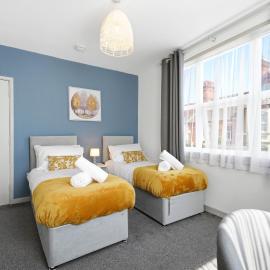 New 3BR Town Centre Rugby Flat, near Train Station, with Parking