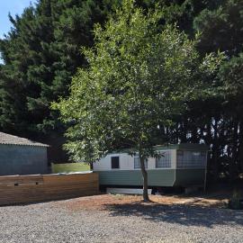 Le bungalow des champs, hotel in Saint-Georges-de-Reintembault