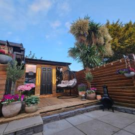 Stylish 3 bedroom Severnwolf House with an Annex & SPA Hot tub salt cave exercise games room -free parking, Hotel in Abbeymead