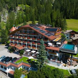 Hotel Cesa Tyrol, hotel em Canazei