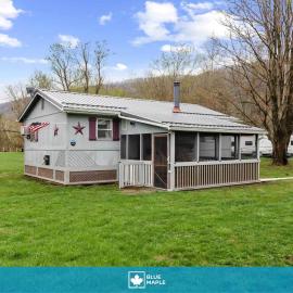 Wood Stove, Fire Pit, Grill & 2 Mins to River, hotel u gradu Springfield