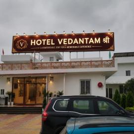 Vedantam Shri, hotel em Khātu
