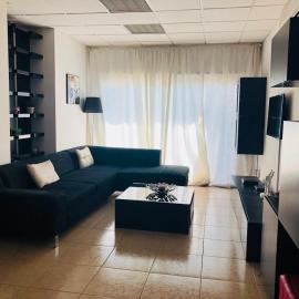Stylish Apartment with Spacious Terrace, hotell i Aglantzia