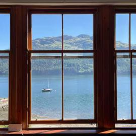 Stunning Hideaway on Loch Goil، فندق في Carrick