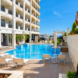 Elegant Beachfront Apartments at Spa Hotel, hotel v mestu Pomorie