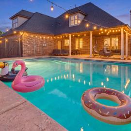 The Cottonwood Estate Sleeps 16 Pool, hotel din Lubbock