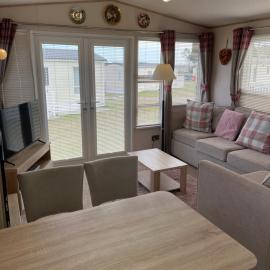 Sunset View - with view of the lighthouse and a shower and bath, hotel in Lossiemouth