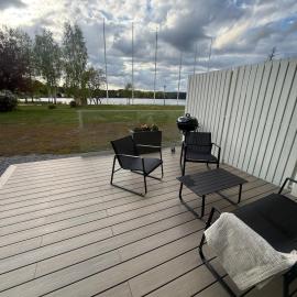 Cozy cottage with its own terrace & lake view, hotel in Hindås