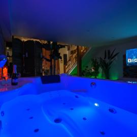 Nid d amour IndoneZen Balneo & table de massage، فندق في Saint-Nicolas-de-la-Grave