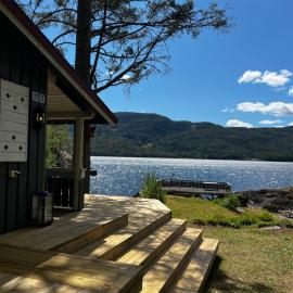 Charming waterside cottage by Lake in Seljord, hotel sa Seljord