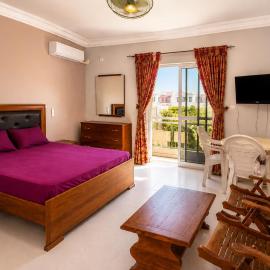 Chambre privée climatisée avec cuisine et salle de bain privée à Ouakam, hotel din Dakar