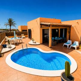 Dar Nur villa Ideal for Families, Couples, and digital Nomads with Private Pool BBQ Solarium, Hotel in La Oliva
