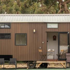 The Winemaker's Loft X by Tiny Away, hotel in Comaum