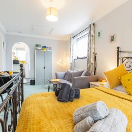 Eden House Retreat, hotel a Whitland