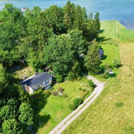Lantlig stuga nära havet, hôtel à Mörkö
