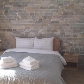 Casa Sabo Cluj Airport Zone Triple stone room, ξενοδοχείο σε Sînnicoară