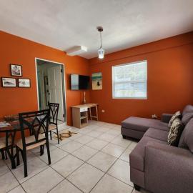 Coral Apt Tropical Apartments Tobago, hotel u gradu 'Scarborough'