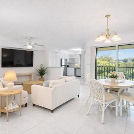 The Divine Tides Condo 5 Minute Walk to the Beach, hotel em Jupiter