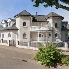 Großes Haus mit 3 Apartments und Garten