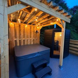 The Hide Luxury Cottage with Hot Tub and Sauna, hotel in Seascale