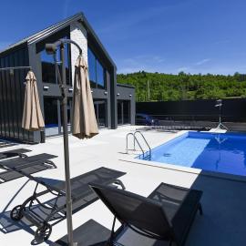 Luxury Villa with a Private Pool, Hotel in Hadžići