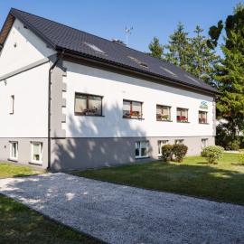 Apartamenty i pokoje „Pod Świerkami”, hotel in Okuninka