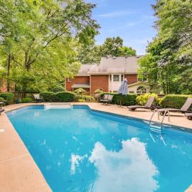 Luxury 5BR Oasis, Sleeps 10, Pool, Office, Deck, hotel u gradu 'Conyers'