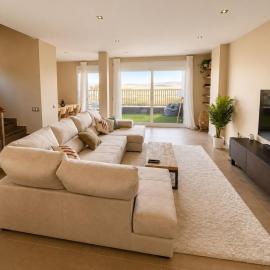 Chalet con terraza y vistas al mar