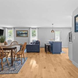 Chic 4-BR Newly Renovated Home 3Mins To Stowe for a Memorable Summer Getaway!, hotel i Stowe