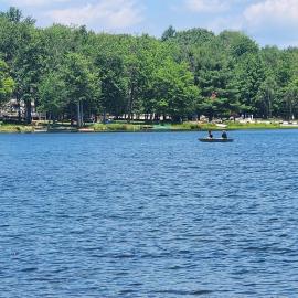 LAKEFRONT CHALET in THE BURCHES BEACH,FIREPIT,PRIVACY, hotel v mestu Tobyhanna