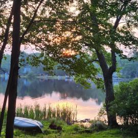 LAKEFRONT CHALET in THE BURCHES BEACH,FIREPIT,PRIVACY, hotel in Tobyhanna