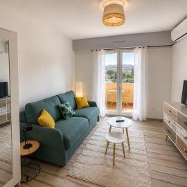 Lovely studio with balcony - central location, hotel in Cavalaire-sur-Mer