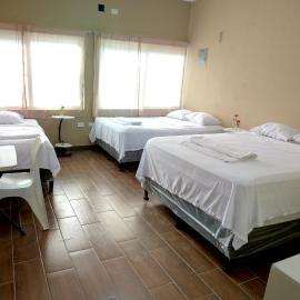 Habitación amplia y privada con parqueo a 2k Pradera Chikimula, hotel in Chiquimula