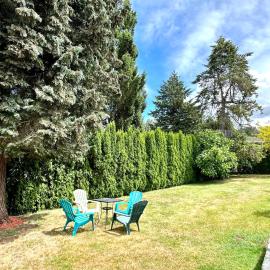 Cozy new renovated 2 Bedrooms private yard suite, AC، فندق في برنابي
